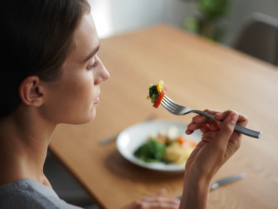 Person som spiser langsomt og nyter hvert bitt